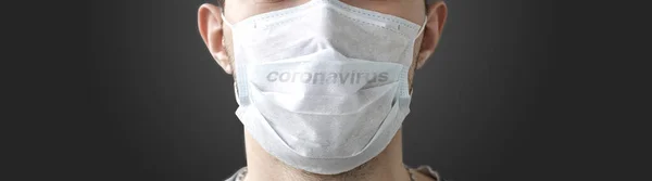 Muž Nosí Tváři Ochrannou Masku Proti Koronaviru Banner Panorama Reklama — Stock fotografie