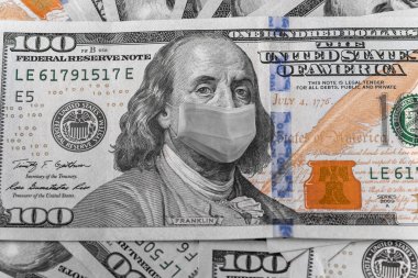 Karantina, enfeksiyon ve küresel bir salgın. Koronavirüs enfeksiyonuna karşı yüz maskeli 100 dolarlık Amerikan doları. Covid-19 'un ekonomi üzerindeki etkisi. Bağlanıyor