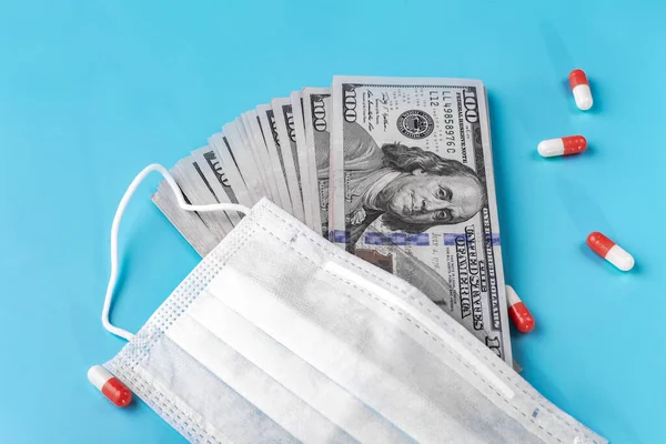 青い背景に医療用マスク 私たちの銀行券 タブレット コロナウイルスのパンデミック — ストック写真