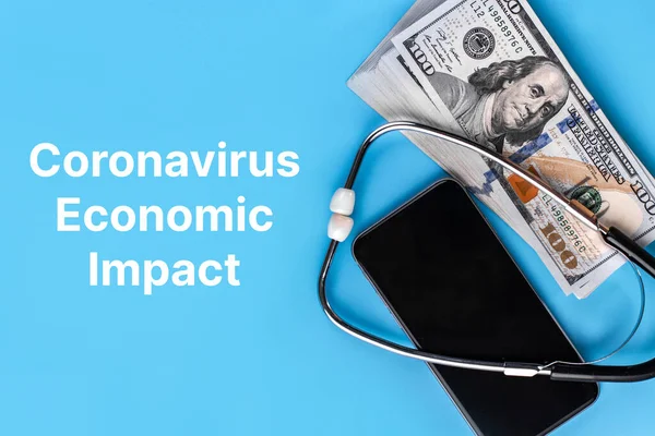 Estetoscópio Dólares Telefone Num Fundo Azul Custos Saúde Durante Epidemia — Fotografia de Stock
