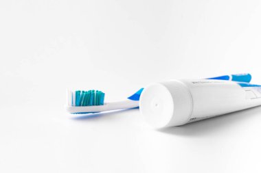 Beyaz arka planda diş fırçası ve diş ipi. Yukarıdan görünüşü.