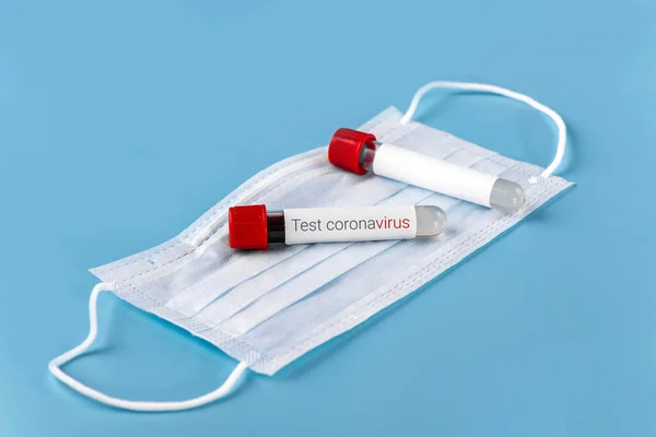Teste Texto Coronavírus Tubo Vácuo Com Teste Sangue Uma Máscara — Fotografia de Stock