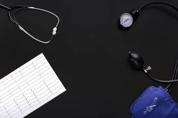 血圧を測定する装置 クロノメーター 聴診器 黒の背景の心血管 テキストを挿入するスペースをコピーします 上を見る — ストック写真