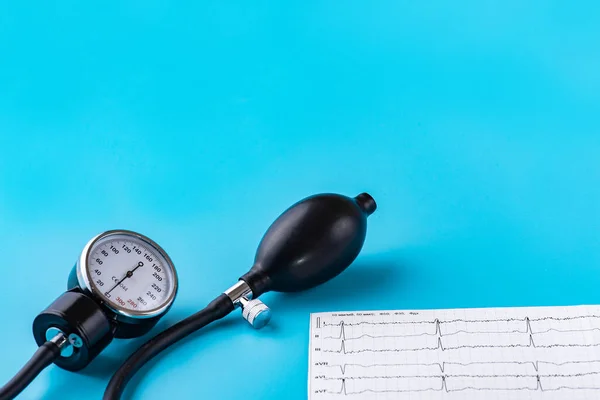 Tonómetro Dispositivo Para Medir Presión Arterial Cardiograma Sobre Fondo Azul — Foto de Stock