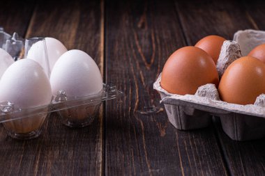 Tahta bir arka planda pakette çiğ tavuk yumurtası. Uzayı kopyala Metin için boşluk.