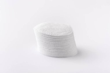 Pamuk diskler beyaz arkaplanda istiflenmiş.