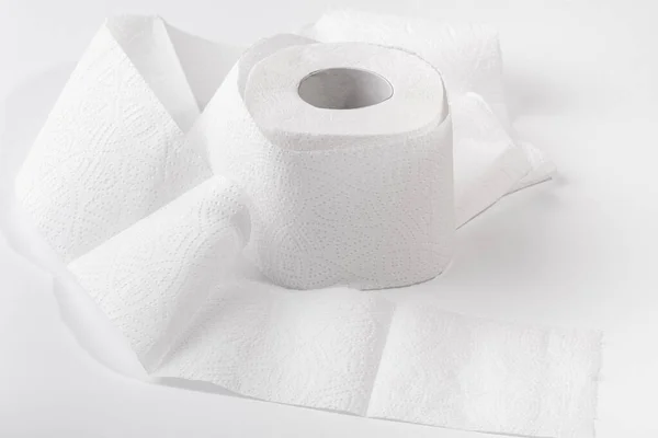 Een Rol Toiletpapier Een Witte Achtergrond — Stockfoto