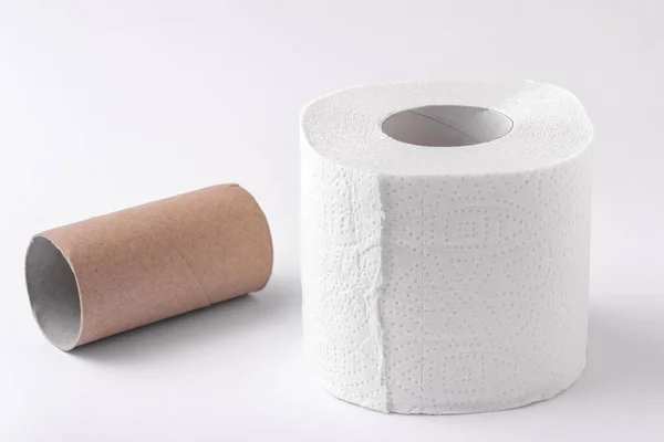 Een Lege Rol Toiletpapier Een Hele Rol Geïsoleerd Een Witte — Stockfoto