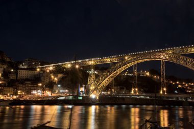 Porto, Portekiz eski şehir manzarası Douro Nehri üzerinde.