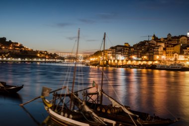 Porto, Portekiz eski şehir manzarası Douro Nehri üzerinde.