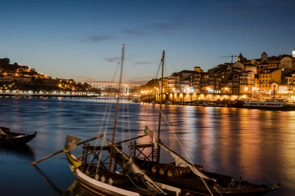 Porto, Portekiz eski şehir manzarası Douro Nehri üzerinde.