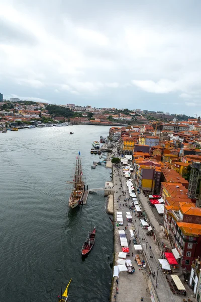 Porto, Portekiz 'de Douro Nehri ve geleneksel tekneler