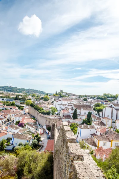 Óbidos, Portugal: Cidade da cidade com casas medievais, muralha e torre de Albarra. Óbidos é uma cidade medieval ainda dentro das muralhas do castelo, e muito popular entre os turistas. — Fotografia de Stock