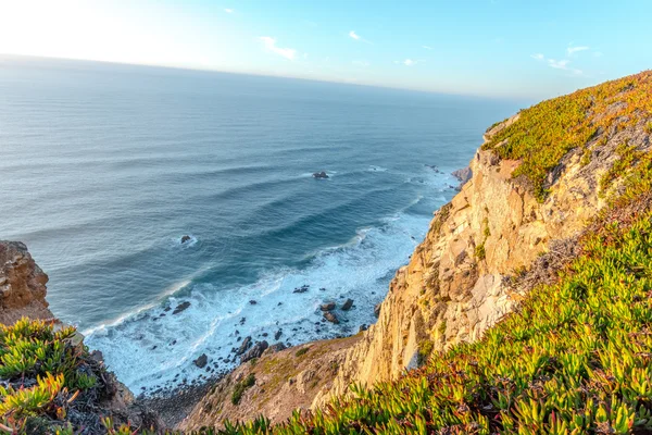 Cabo da Roca (Cape Roca), Portekiz, anakara Avrupa'nın en batıdaki nokta görünümünü.