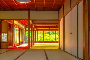 Japonya, Kyoto, Tenju bir tapınak Japonca akçaağaç ağaç ön planda, sonbahar