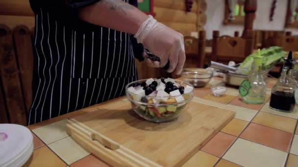 Verter ensalada de verduras con aceite de oliva — Vídeo de stock