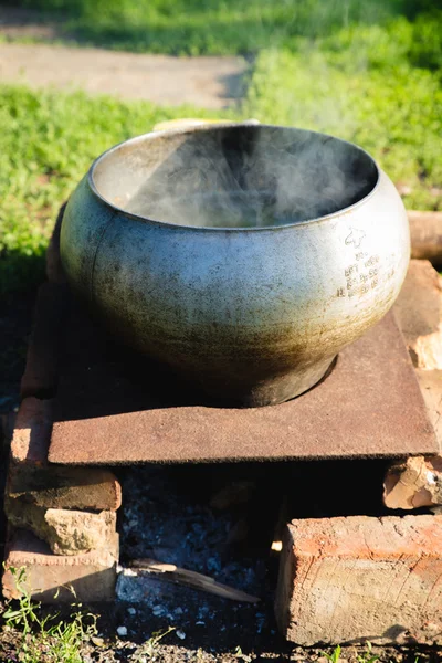 Sopa de pescado ruso cocinando en el fuego abierto — Foto de Stock