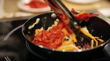 bir restoranda bir tavada kızartma sebze yemek makarna