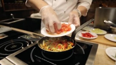 bir restoranda bir tavada kızartma sebze yemek makarna