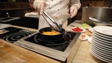 bir restoranda bir tavada kızartma sebze yemek makarna