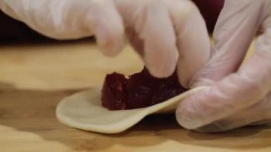 Kek reçel ile masaya modelleme