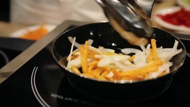 Pasta cocinar verduras asadas en una sartén en un restaurante — Vídeo de stock