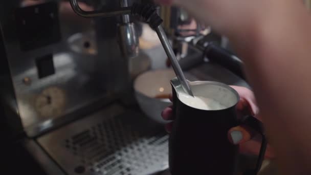 Barista maakt twee koffie melk — Stockvideo