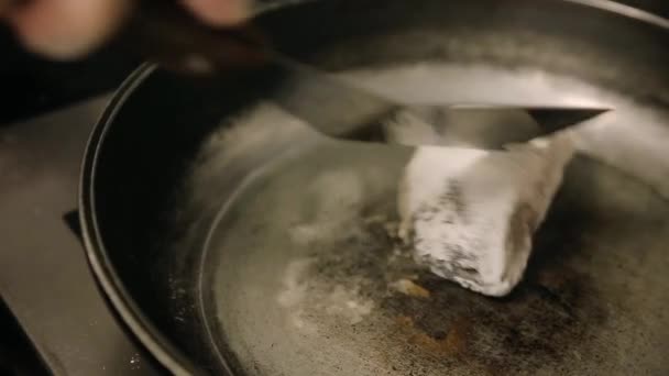 Pescado frito en una sartén — Vídeos de Stock