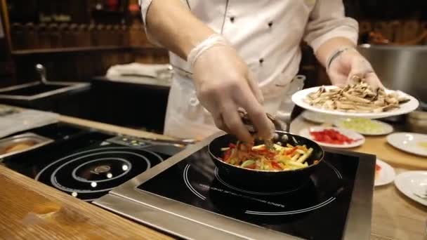 Pasta kochen gebratenes Gemüse in der Pfanne in einem Restaurant — Stockvideo