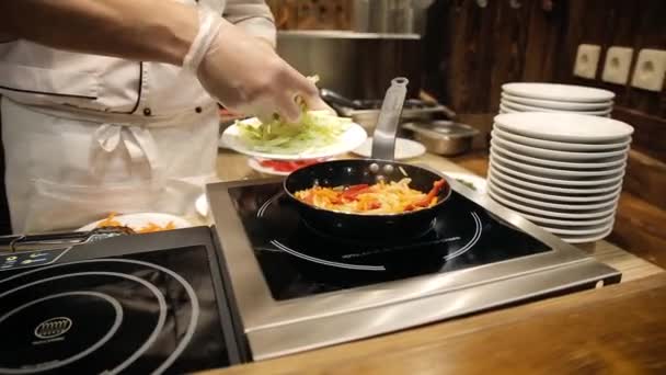 Bir restoranda bir tavada kızartma sebze yemek makarna — Stok video