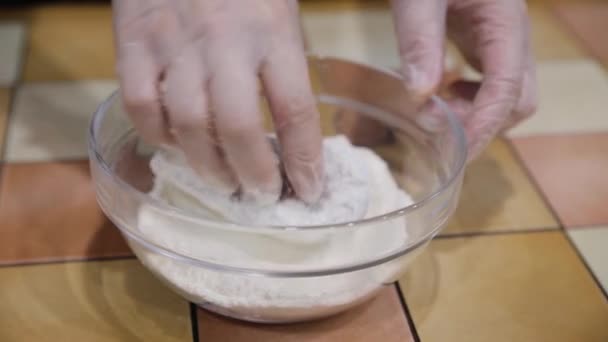 Cocinar y empanar pescado italiano en harina en la cocina — Vídeo de stock