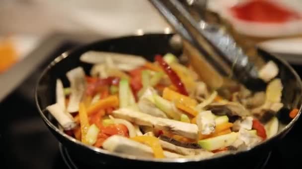 Pasta cocinar verduras asadas en una sartén en un restaurante — Vídeo de stock