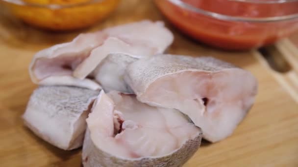 Koch bereitet frischen Fisch zu — Stockvideo