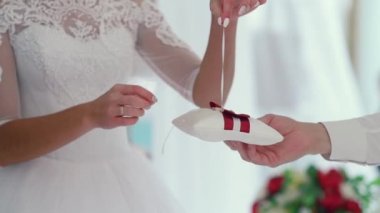 Yüzük alışverişi düğün çifti