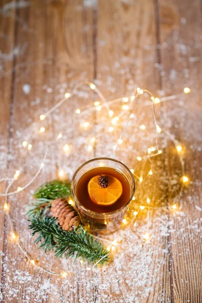 Xícara de café com árvore de Natal de creme em uma mesa . — Fotografia de Stock