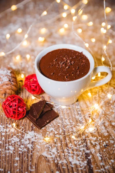 Heiße Schokolade mit Marshmallows im Keramikbecher auf heller Holzoberfläche — Stockfoto
