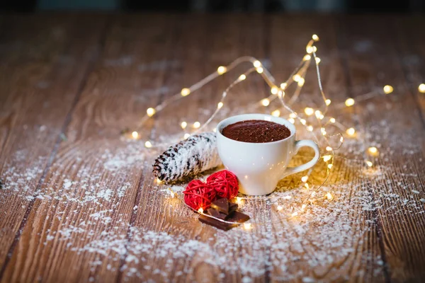 Heiße Schokolade in einer weißen Keramiktasse Weihnachten — Stockfoto
