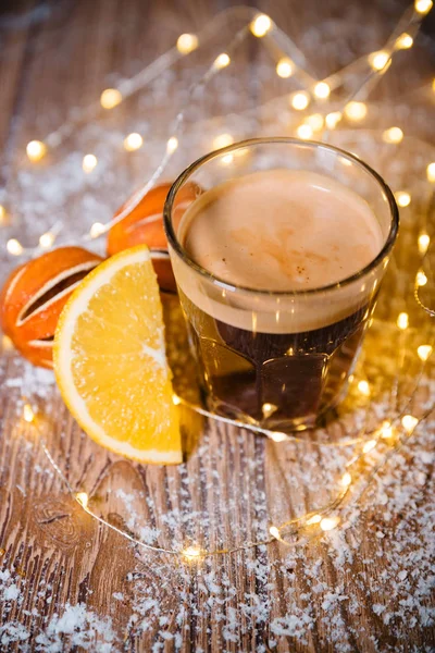 Café de gengibre cremoso na mesa de madeira Natal — Fotografia de Stock