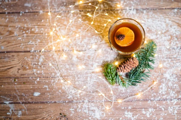 Xícara de café com árvore de Natal de creme em uma mesa . — Fotografia de Stock
