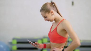 İnce germe kadınlar yoga telefon yaparken uygun