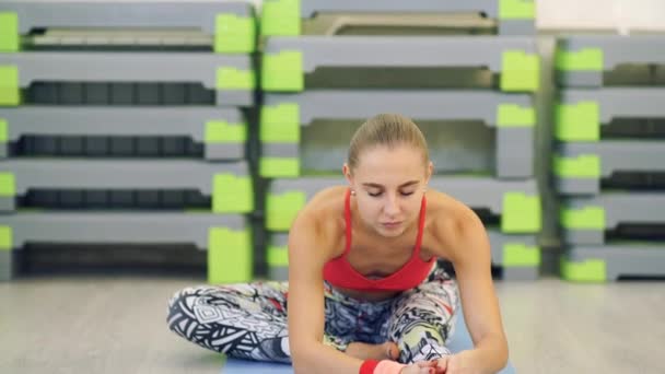 Stretching Slender passar kvinnor gör yoga — Stockvideo