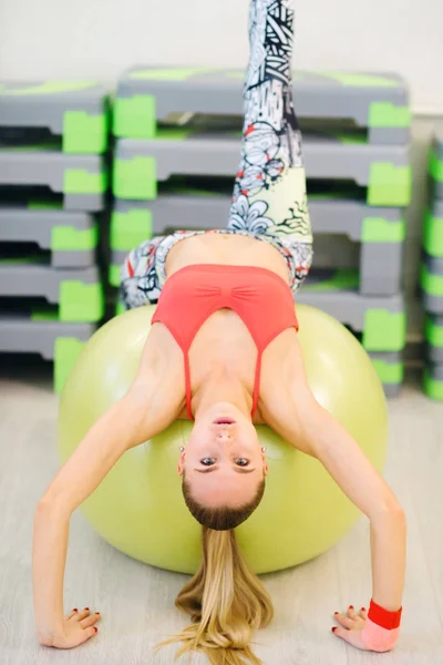 Fitness Mädchen Stretching Yoga Turnhalle — Stockfoto
