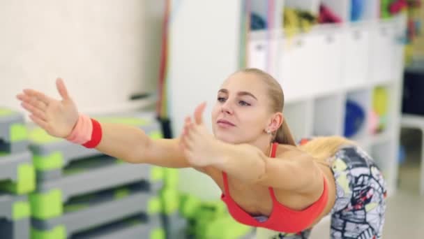 Fitness žena dělá jóga roztáhnout v hale — Stock video