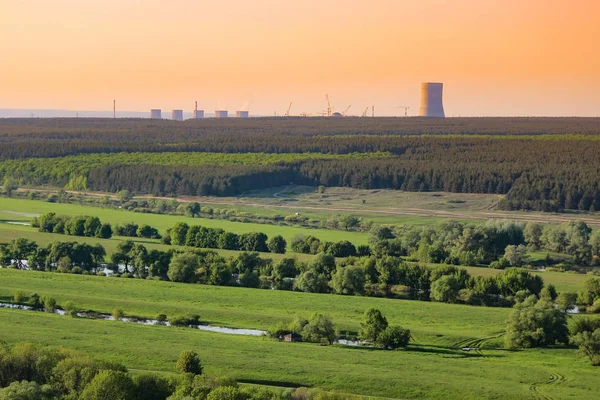 Nuclear power plant verontreiniging groene veld — Stockfoto