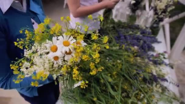 Shromážděte kytice kvítí — Stock video