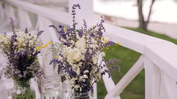 Зберіть букет з польових квітів — стокове відео