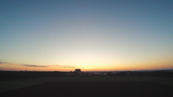 Taymlaps cidade amanhecer campo — Vídeo de Stock