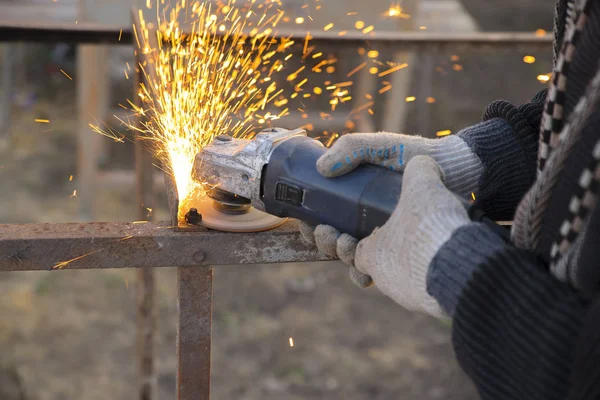 Angle Grinder faíscas Metal velho — Fotografia de Stock