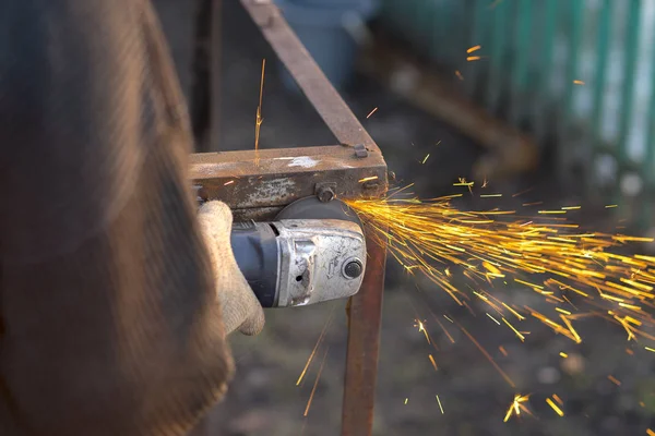 Angle Grinder faíscas Metal velho — Fotografia de Stock