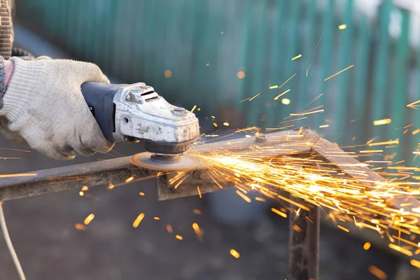 Angle Grinder faíscas Metal velho — Fotografia de Stock